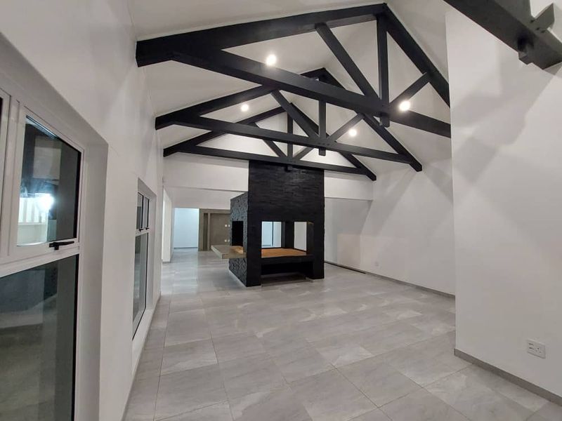 Open-Plan Living Meets Architectural Elegance - Photo 3