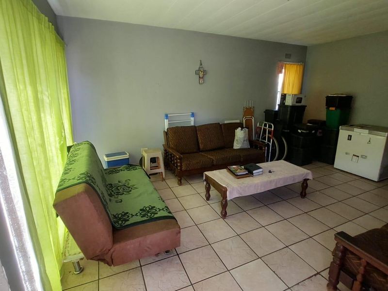 Charming 2-Bed Ground Floor Unit with Garden! - Photo 7