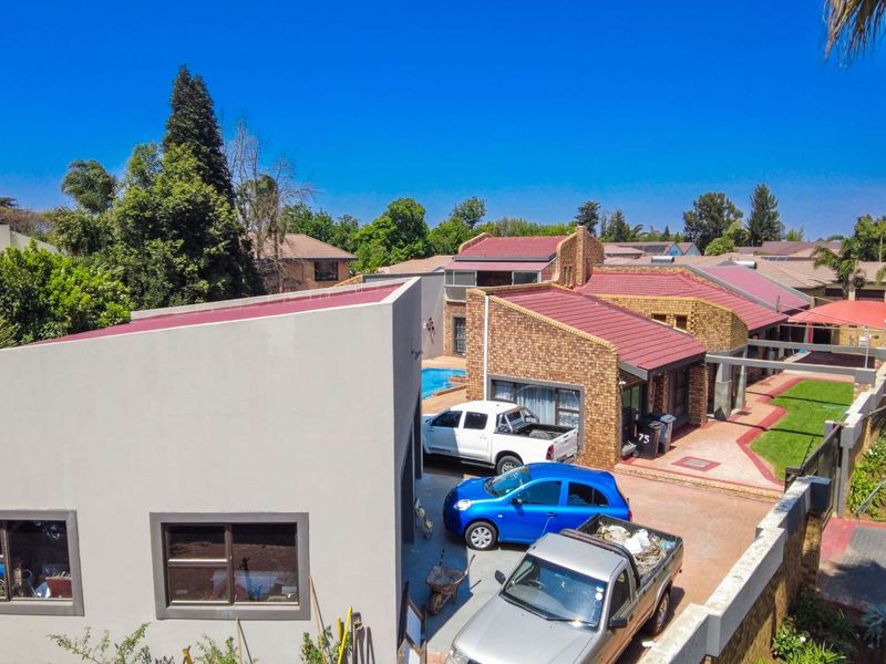 Gorgeous 5 Bedroom Home in Lakefield. - Photo 5