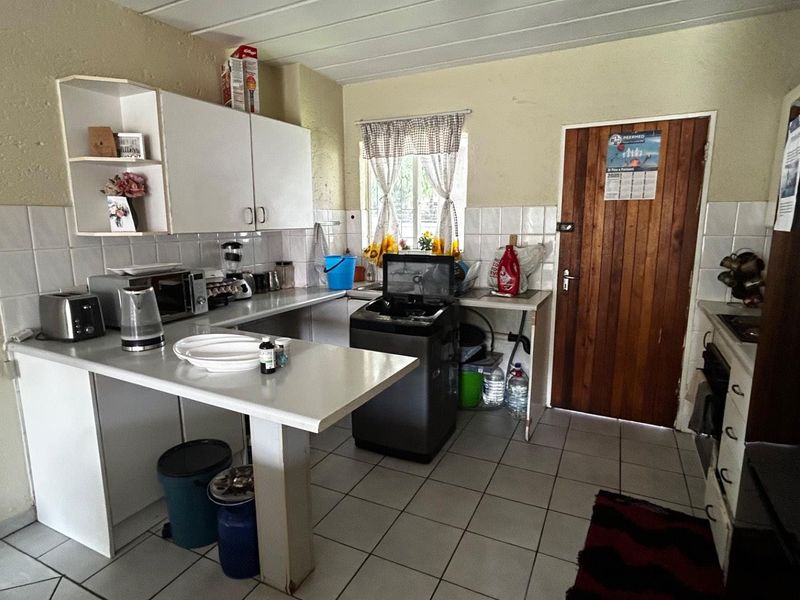 Live the Lifestyle! Pool, Play Area & Perfect Location in Glen Marais - Photo 3