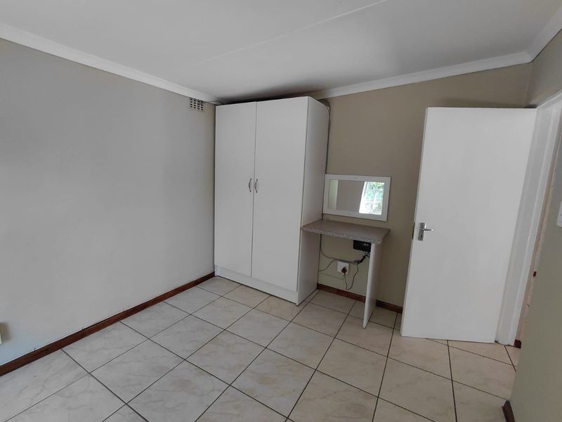 Spacious 2-Bedroom, 2-Bathroom Garden Cottage with Loft - Photo 9