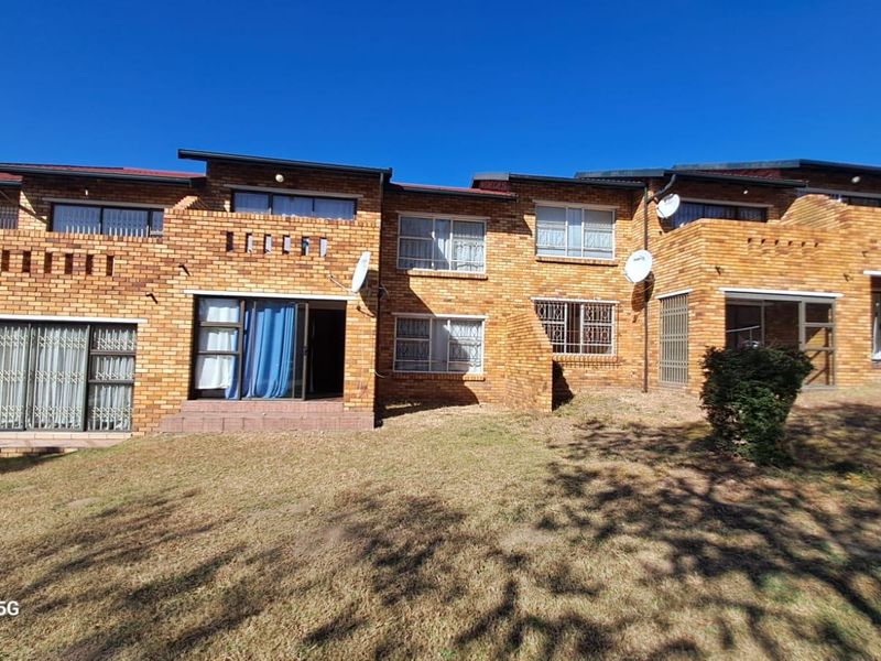 2 Bedroom Groundfloor Apartment with Carport in Secure Complex - Photo 5
