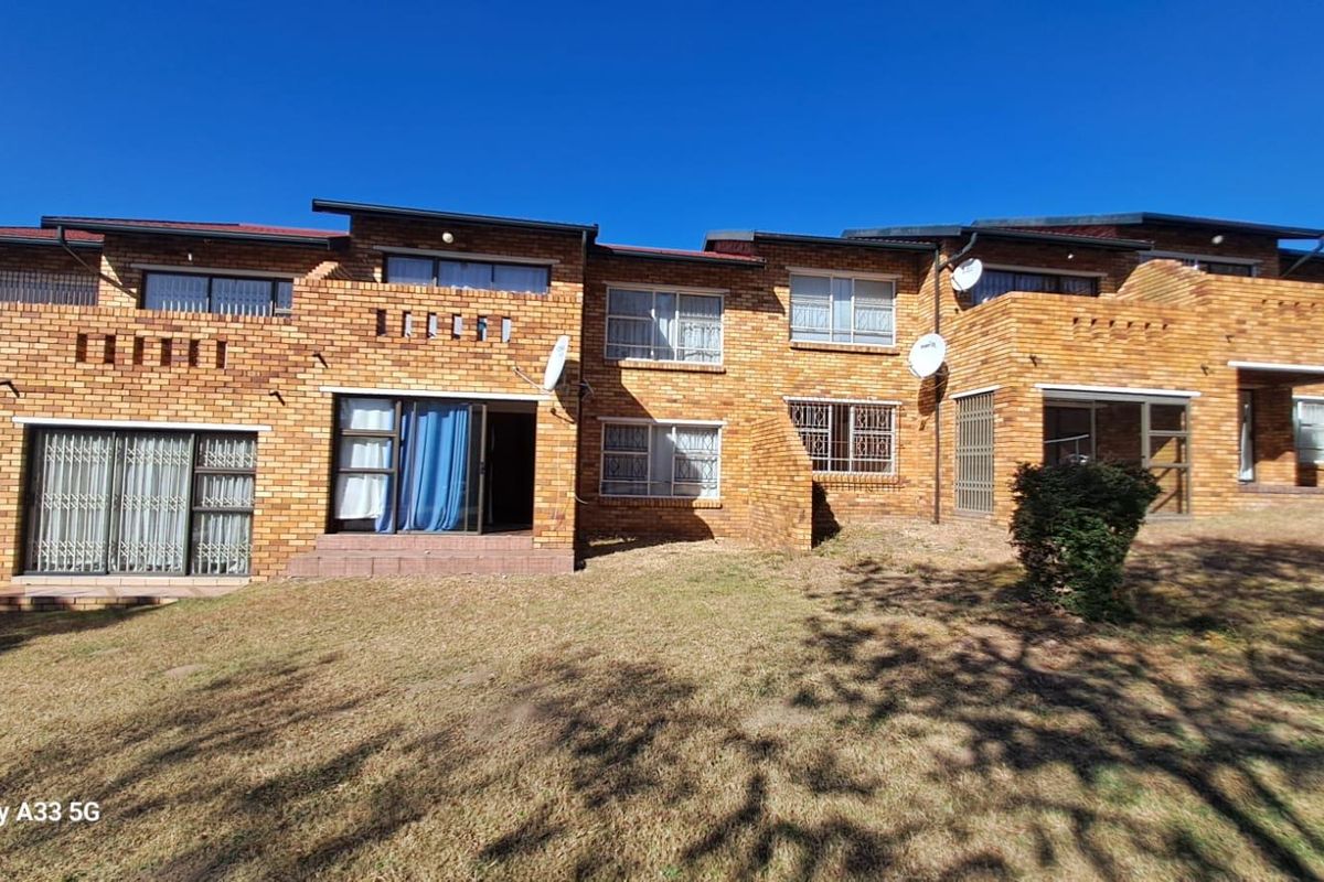 2 Bedroom Groundfloor Apartment with Carport in Secure Complex - Photo 5