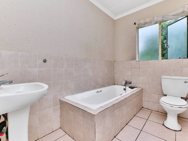 Charming and Spacious 3-Bedroom Upstairs Unit in The Willows Estate - Photo 10