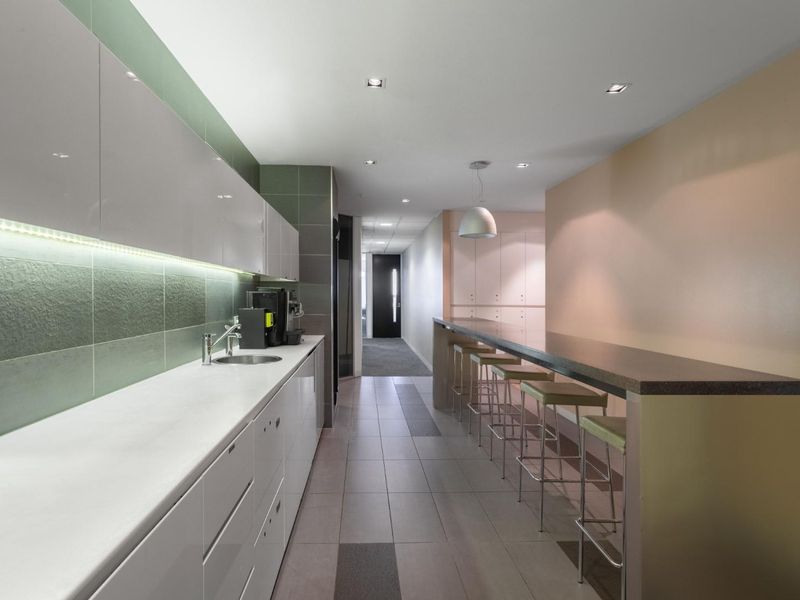 Book a reserved coworking spot or hot desk in Regus Surrey Avenue - Photo 6