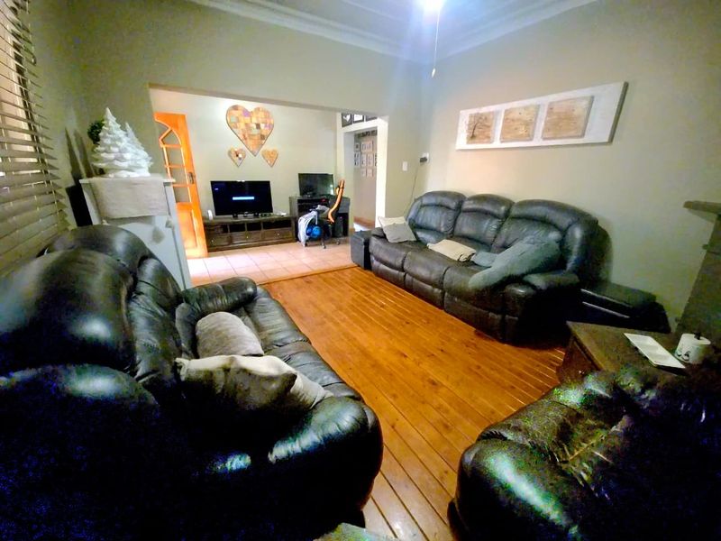 Spacious 4 Bedroom Family Home with Flatlet on a Prime Corner Stand in Rietondale - Photo 6