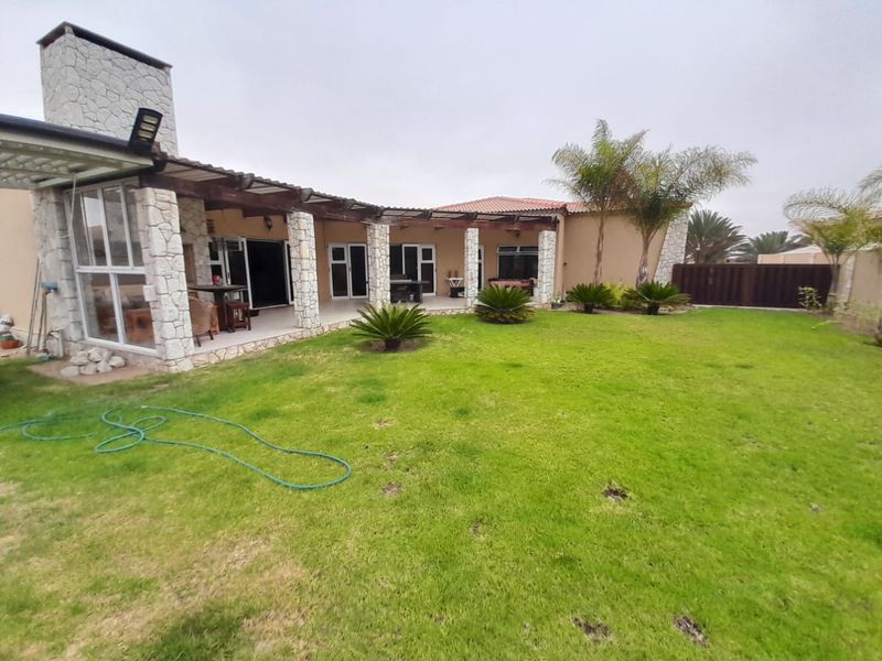 ROSSMUND GOLF ESTATE: Perfect Family Home on the 15th Hole!! - Photo 5