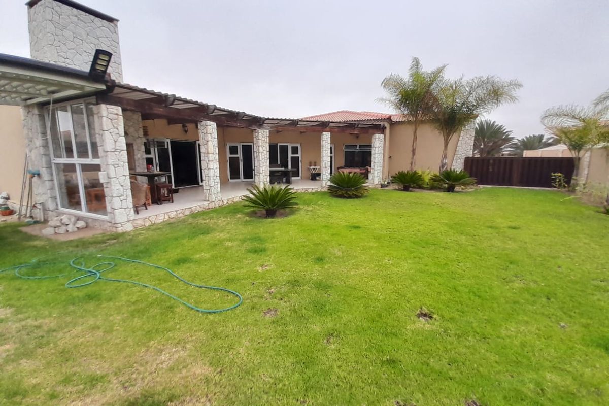 ROSSMUND GOLF ESTATE: Perfect Family Home on the 15th Hole!! - Photo 5