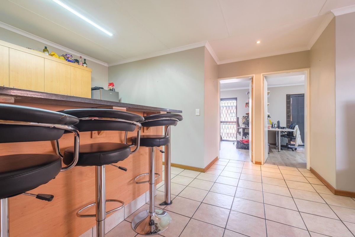 Two bedroom two bathroom apartment in fantastic condition - Hatfield - Photo 5