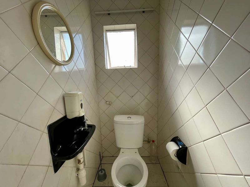 Top-Floor 3-Bedroom Apartment with Stunning Views - Photo 7