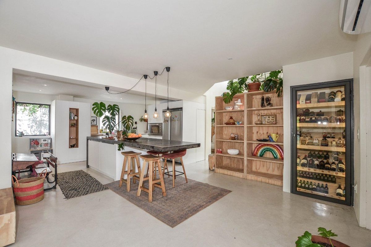 Spacious Beachside Family Retreat – 350m from the Ocean - Photo 5