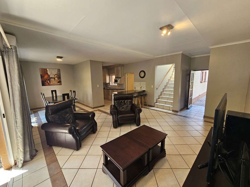 Exclusive 3 Bedroom, 2 Bathroom, Double Garage, Fully Furnished Duplex Townhouse in Woodhill Golf Estate. Ideal for Embassy Staff and Executives! - Photo 2