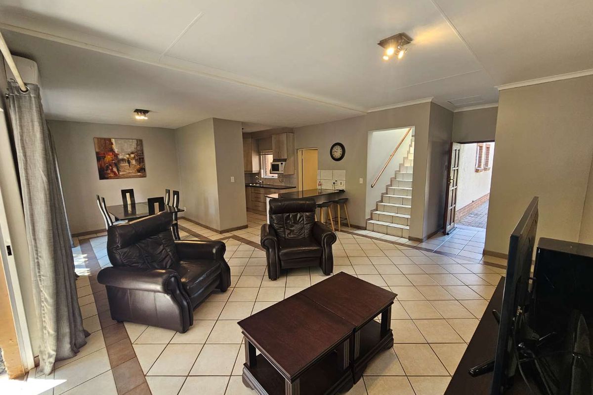 Exclusive 3 Bedroom, 2 Bathroom, Double Garage, Fully Furnished Duplex Townhouse in Woodhill Golf Estate. Ideal for Embassy Staff and Executives! - Photo 2