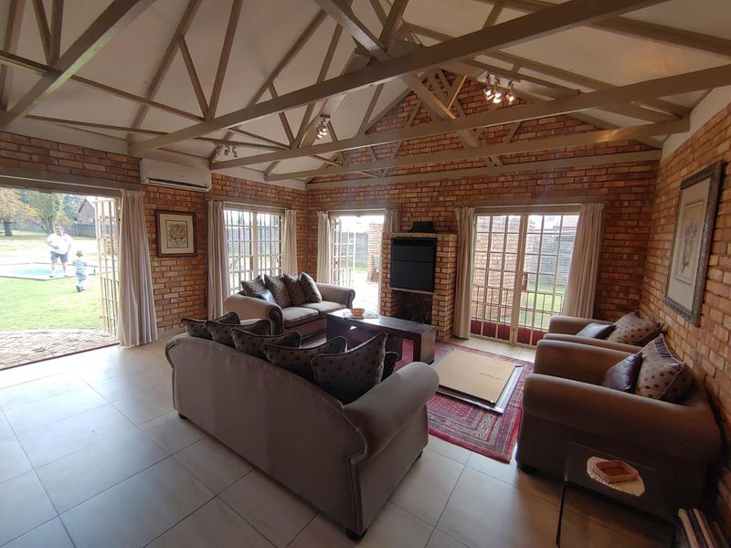 Spacious Family Home on a 4,000m2 Stand in Henley on Klip - Photo 3