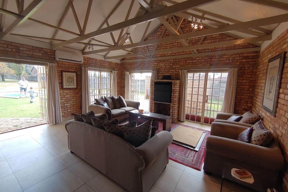 Spacious Family Home on a 4,000m2 Stand in Henley on Klip - Photo 3