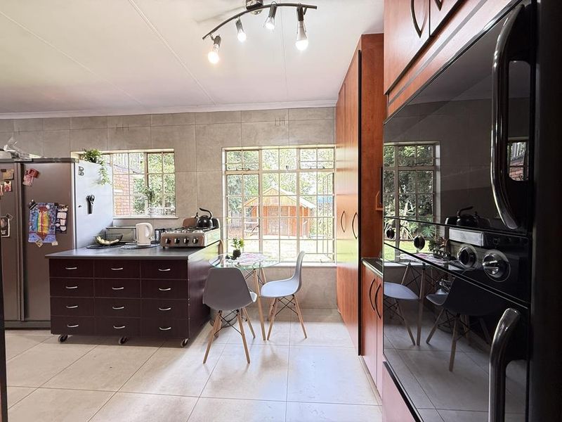 This isn’t just a family home... it’s THREE in one! - Photo 7