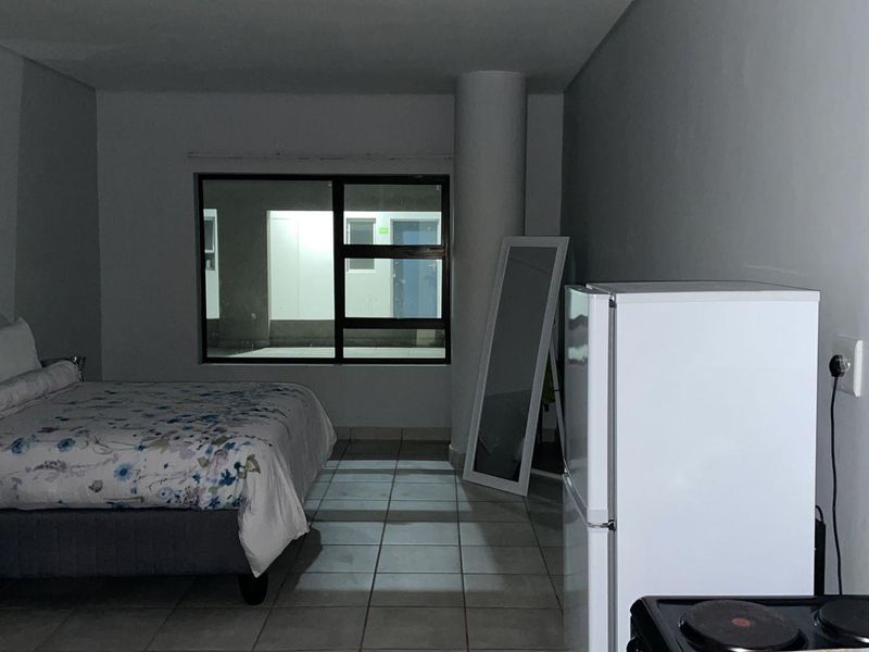 Modern Bachelor Unit for Sale - Photo 10