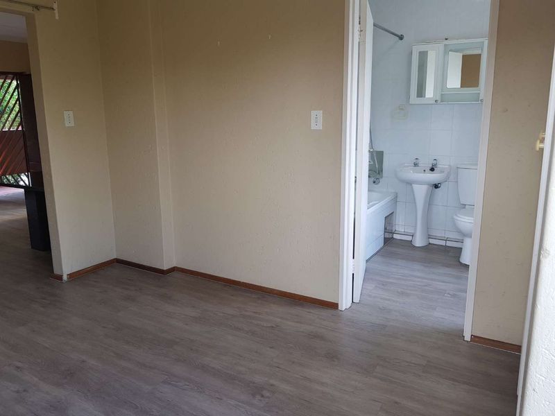 Sunny North-Facing Top Floor Apartment! - Photo 9