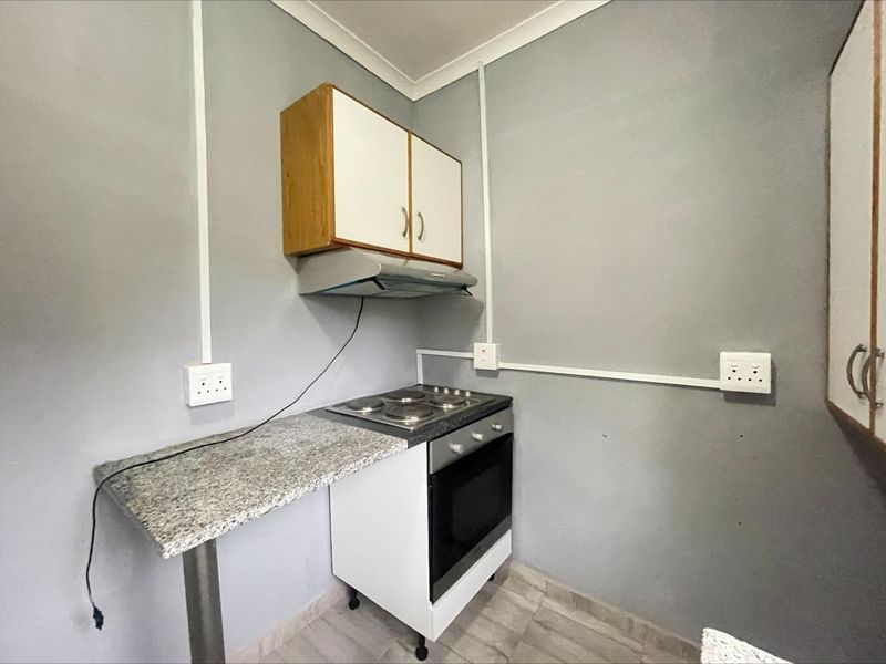 Modern Bachelor Flatlet with Separate Kitchen &amp; Parking – All Inclusive in Reservoir Hills - Photo 4
