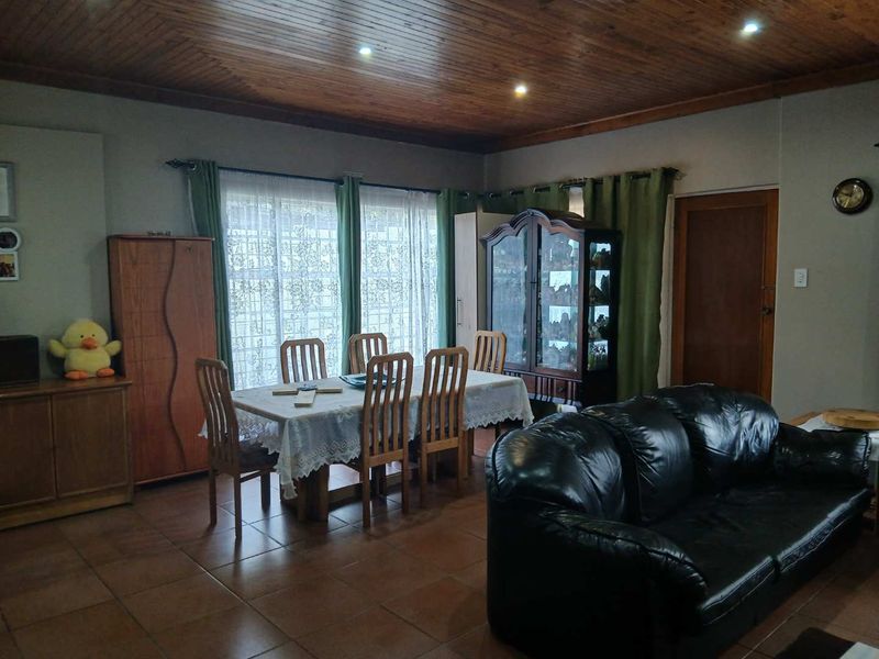 Spacious Family Haven with Two Income Generating Cottages - Photo 5