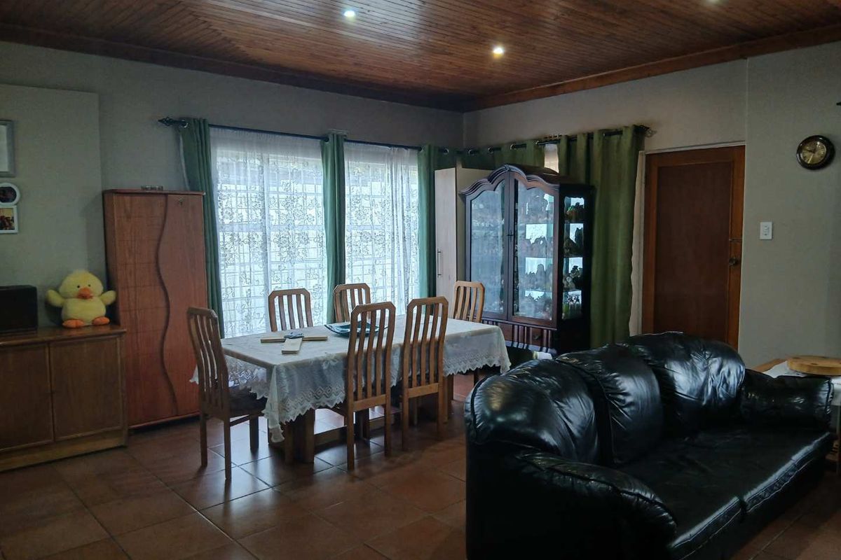 Spacious Family Haven with Two Income Generating Cottages - Photo 5