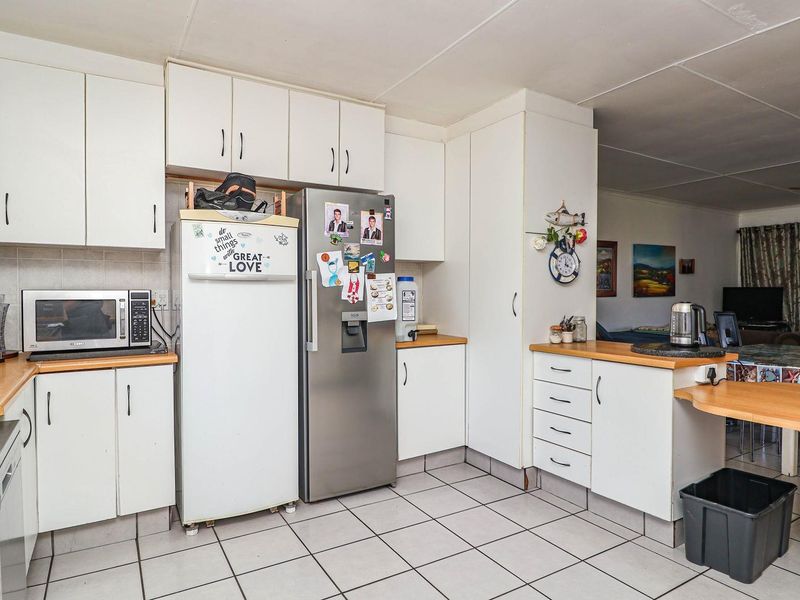 Charming Riverside Retreat with Versatile Living Options - Photo 4