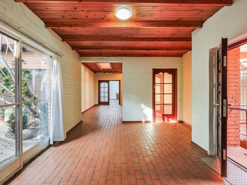 Expansive 9-Bedroom Property on a Generous 1887sqm Lot - Photo 4