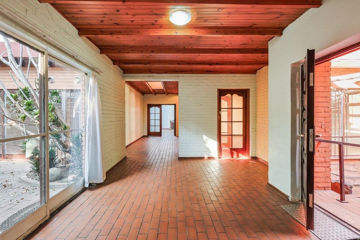 Expansive 9-Bedroom Property on a Generous 1887sqm Lot - Photo 4