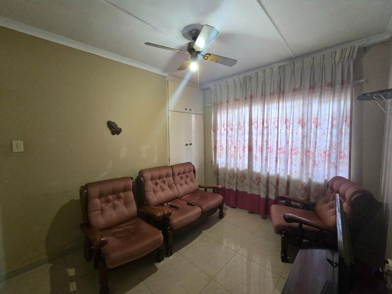 Spacious Four-Bedroom Family Home with potential Flatlet and Scenic Views - Photo 4