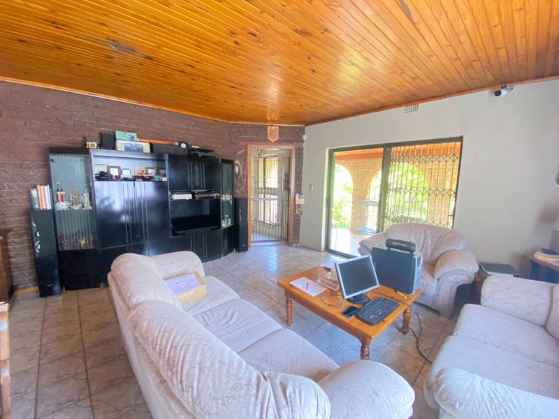 Value Beyond Belief - Home Plus 2 Flatlets - Photo 5