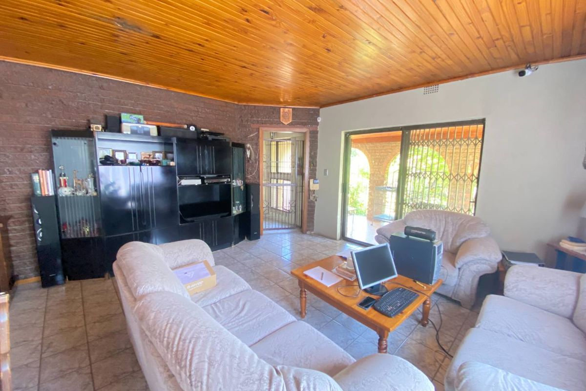 Value Beyond Belief - Home Plus 2 Flatlets - Photo 5