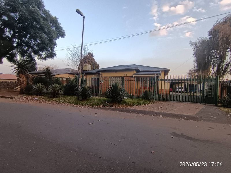 3 Bedroom family home with 13 back rooms For sale! - Photo 1