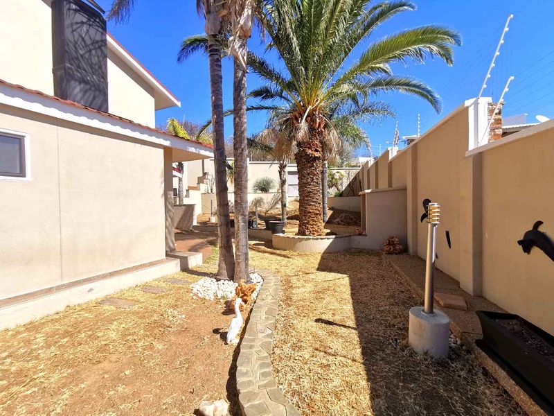 Two-storey House with north-west views   views - Photo 5