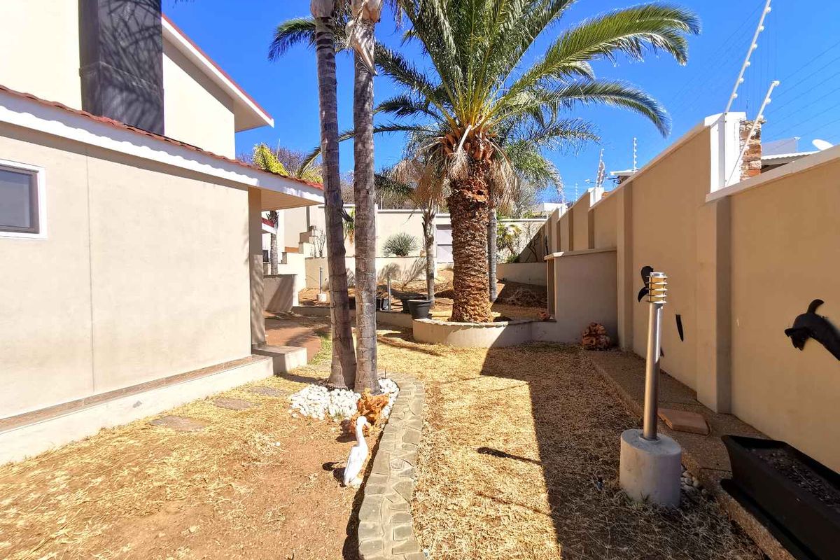 Two-storey House with north-west views   views - Photo 5
