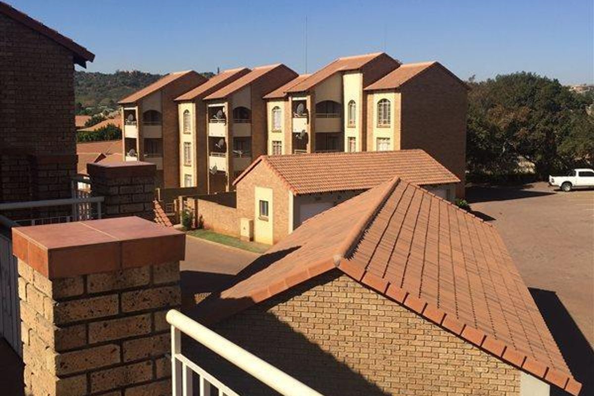 2 Bedroom top unit in Faerie Glen - Photo 2