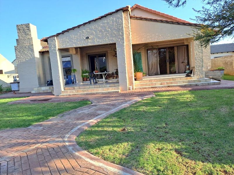 Modern 3 Bedroom Family Home in La Camargue Country Estate - Photo 3