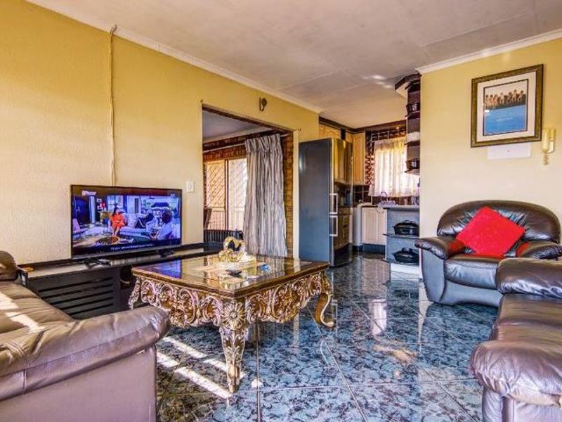 **Charming Two-Bedroom Townhouse for Sale in Norkem Park** - Photo 7