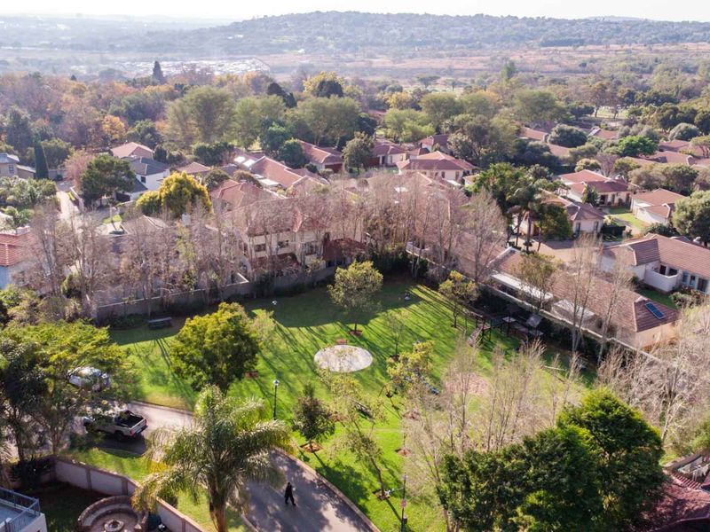 Elegant Family Living with Sophisticated Entertaining in Mooikloof Gardens Estate - Photo 8
