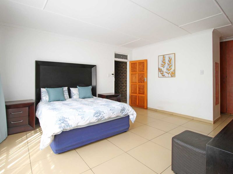 Modern Facebrick 4-Bedroom Gem with Pool, Back up water system and lots of space - Photo 5