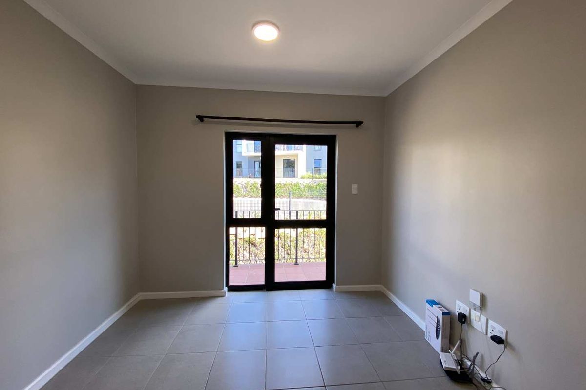 Stylish First-Floor Apartment - Photo 5