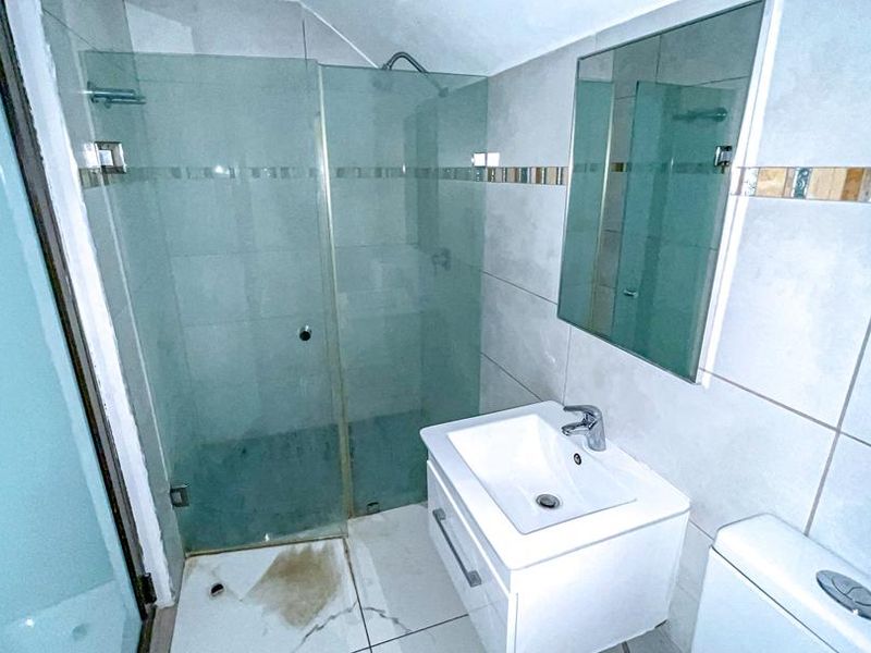 EXECUTIVE THREE-STOREY RESIDENCE - Photo 9