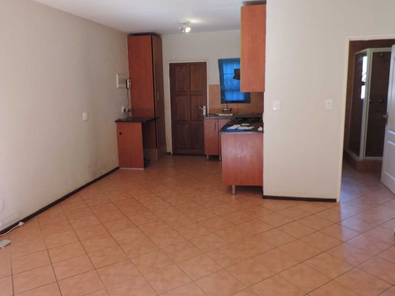 Secure and stylish 2 bedroomed unit - Photo 2