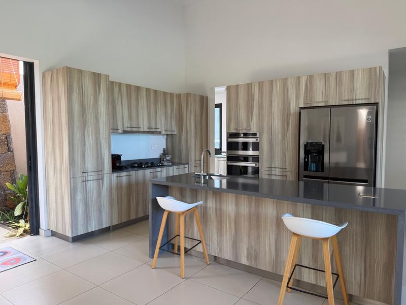 Coastal Family Living in the Heart of Péreybère - Photo 10