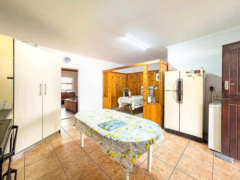 Spacious Family Home with a Separate Flatlet - Photo 10