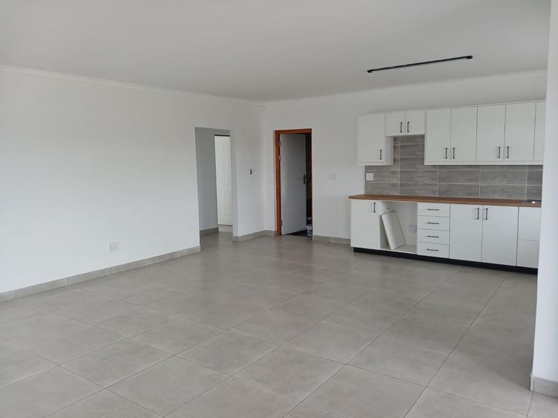 3 Bedroom home with open-plan living - Photo 5