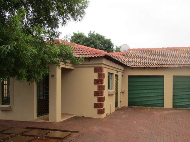 FAMILY HOME FOR SALE IN SECURE ESTATE - Photo 2