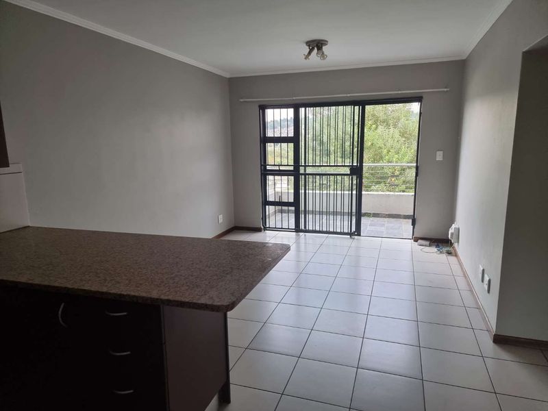 2 Bedroom 2 bathrooms modern Apartment in beautiful Golf Estate for sale R780 000 - Photo 3