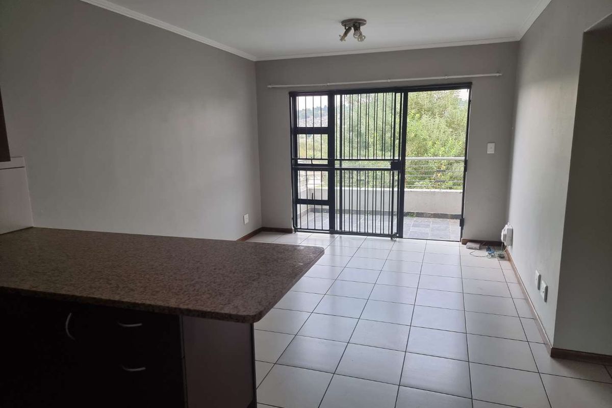 2 Bedroom 2 bathrooms modern Apartment in beautiful Golf Estate for sale R780 000 - Photo 3