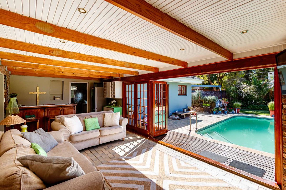 Elegant Family Estate with Pool, Indoor Braai & Off-Grid Living in Kirkwood - Photo 3