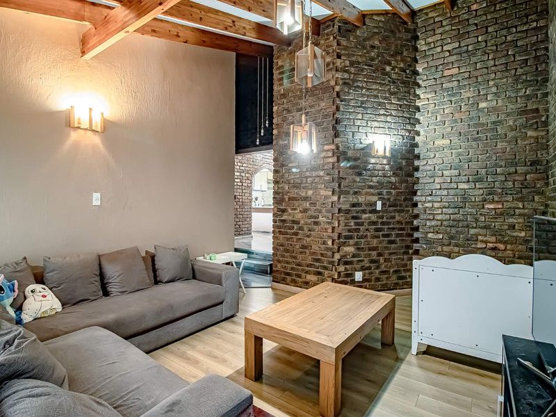 Klinker Brick Family Home with a lovely garden. - Photo 6